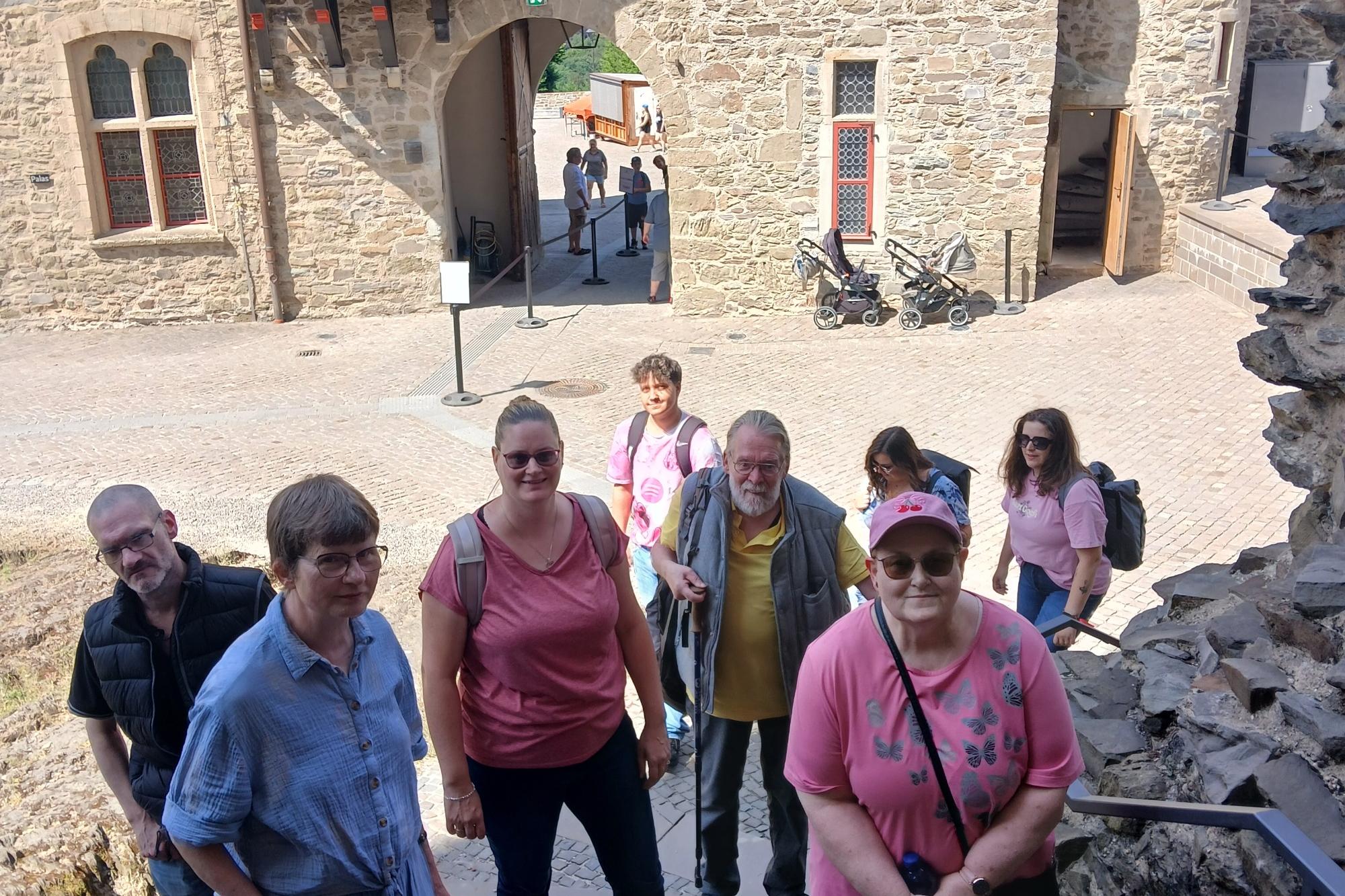 Menschen stehen auf einer Steintreppe in Schloss Burg Solingen